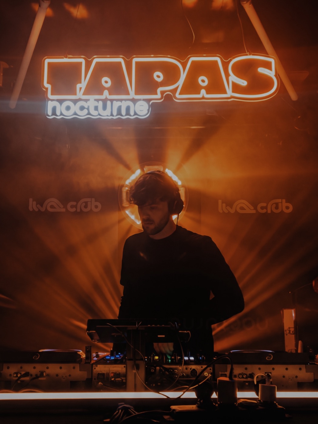 Tapas Nocturne, Martin aux platines